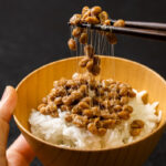 Mengenal apa itu Natto, makanan unik khas Jepang yang mengandung banyak Manfaat.